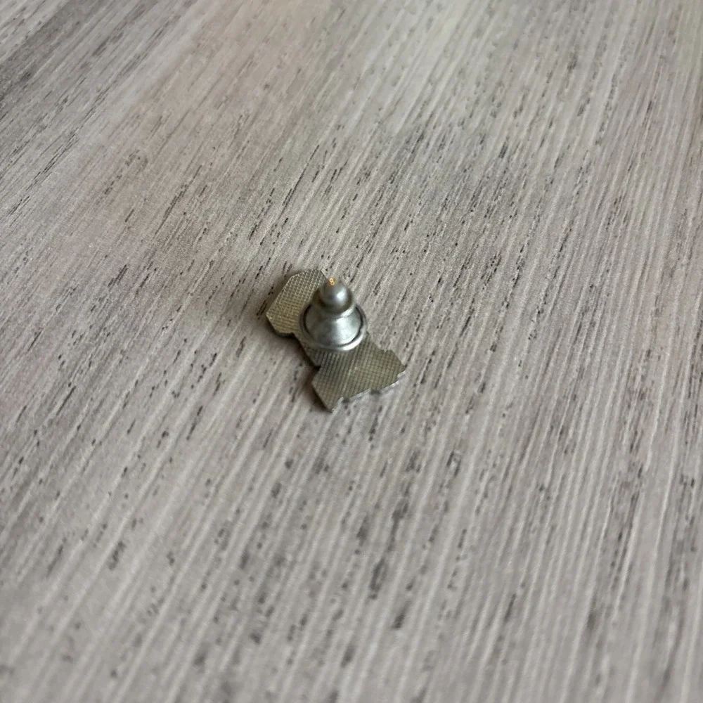 RED 4X4 FENDER LOGO HOT ROD AUTOMOTIVE‎ TRUCK HAT PIN LAPEL PIN